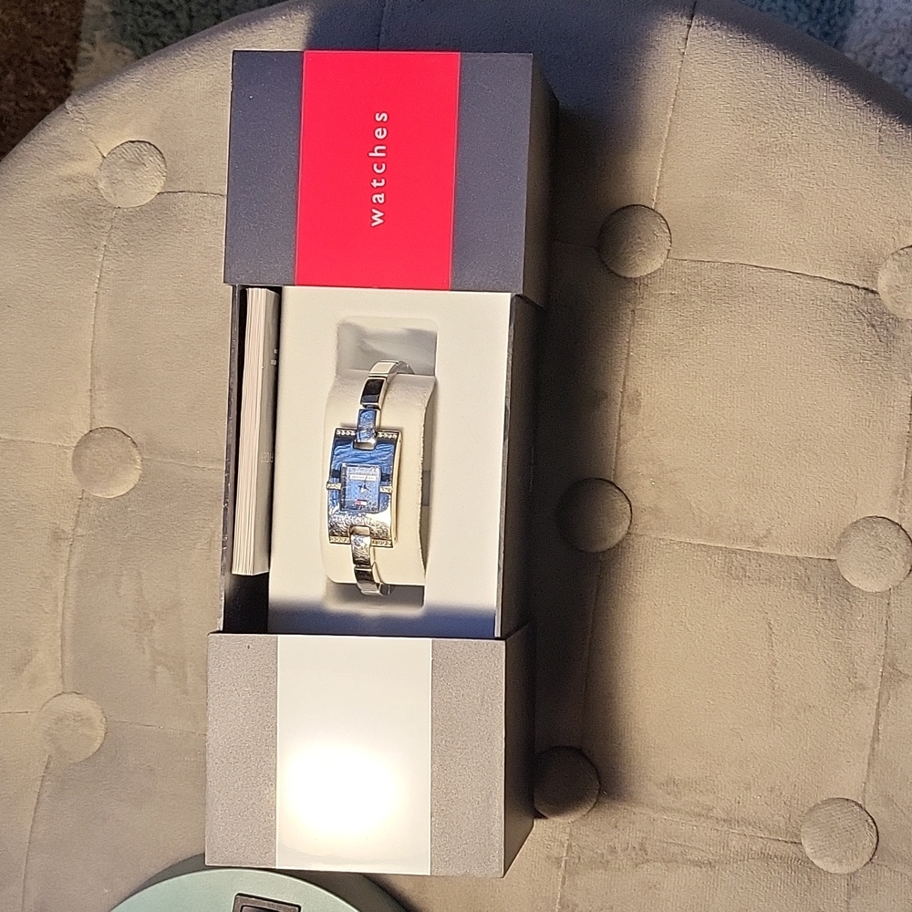 Vintage Tommy Hilfiger Watch - Picture 4 of 4